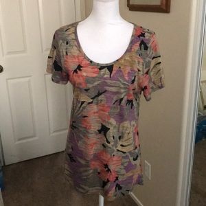 LuLaRoe Classic Tee. EUC 💐